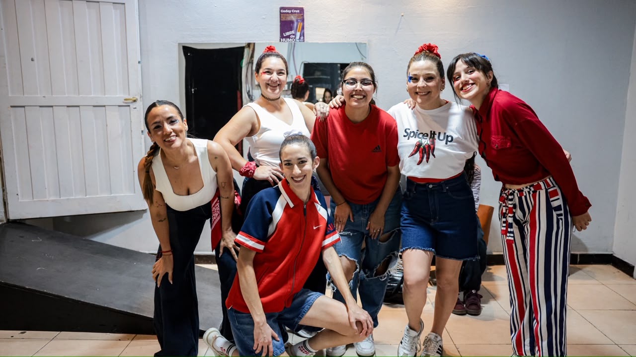 Grupo de adultos de Boomerang reunido en el estudio