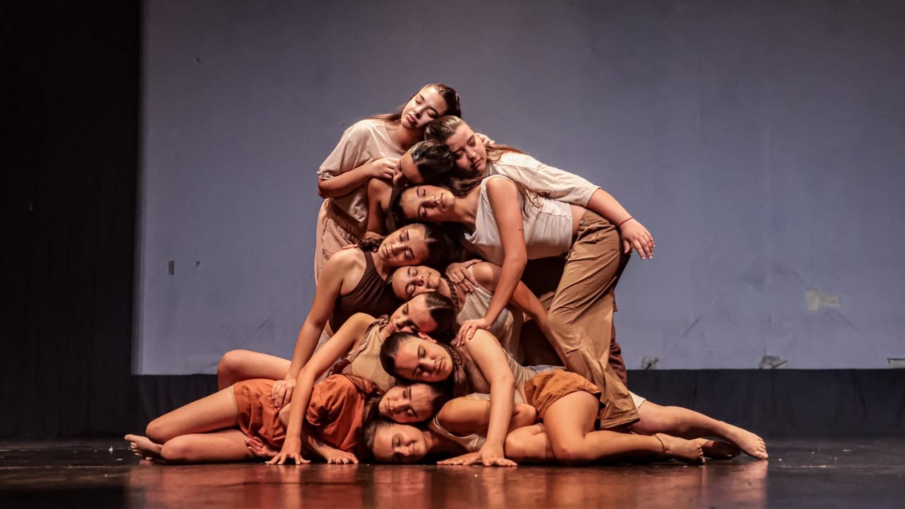 Grupo de Contemporáneo de Boomerang en una composición escénica