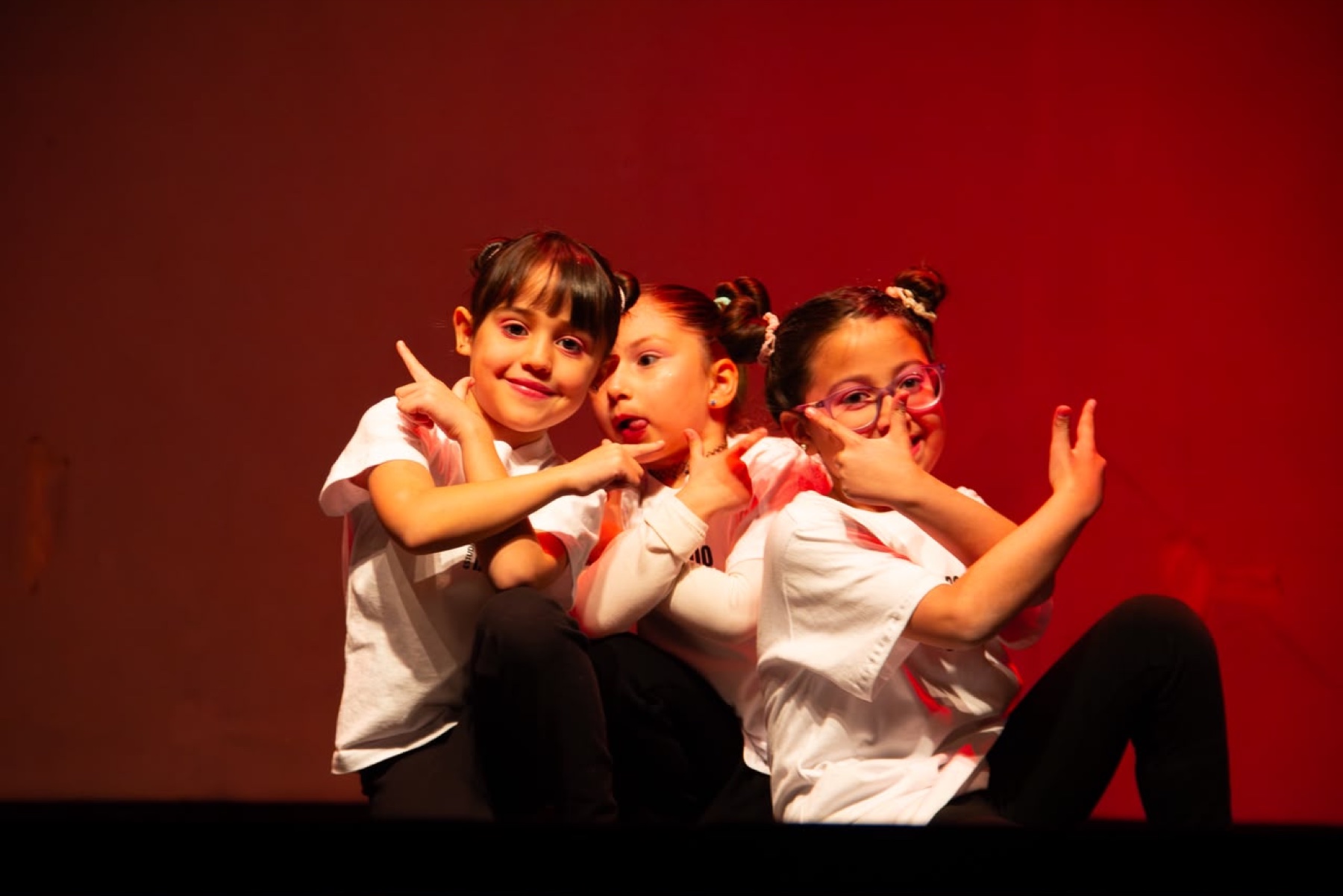 Grupo Infantil A de Boomerang durante una presentación en escena