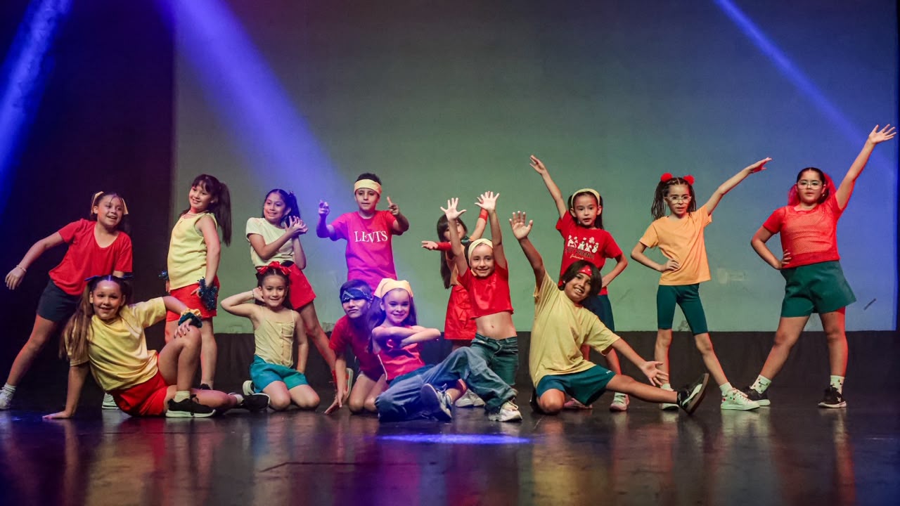 Grupo Infantil B de Boomerang posando al finalizar una presentación