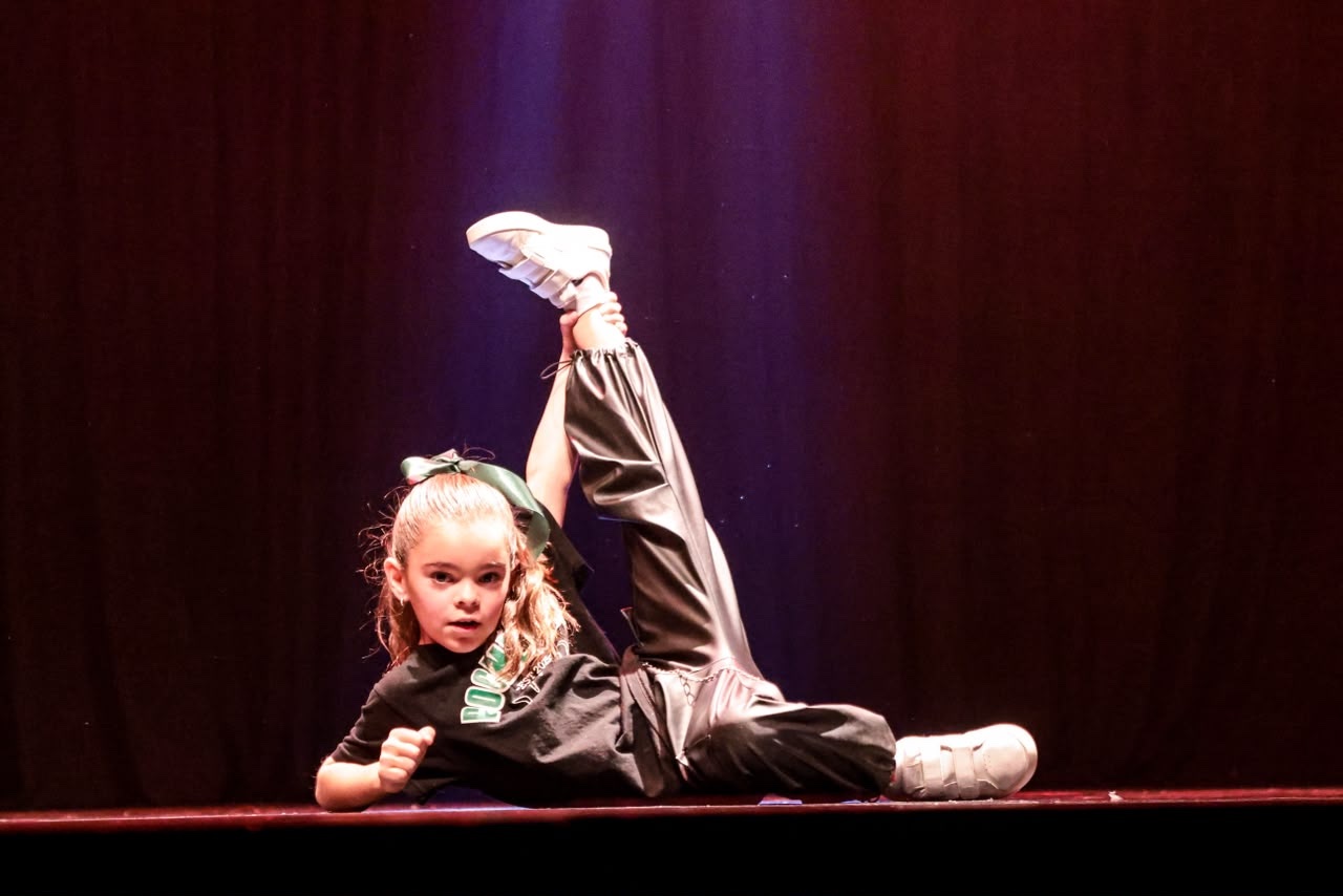 Alumna de Boomerang realizando una figura en el escenario