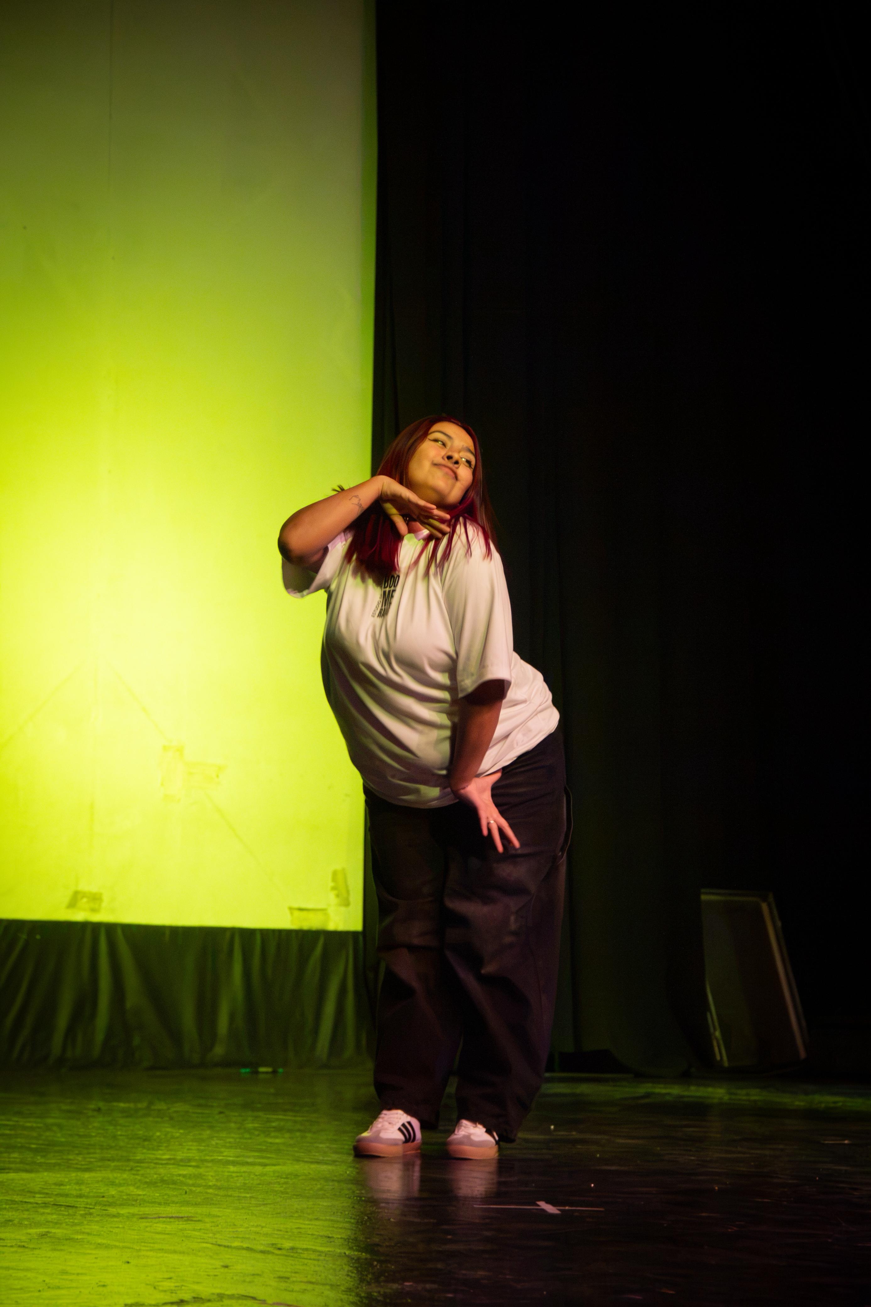 Profe Valen durante una presentación de danza